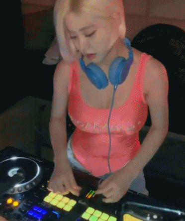 跟威少合影的韩国最美DJ,是何来路？打碟时看的眼晕,真正白的发光