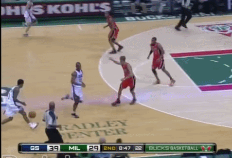 10年前的今天，他在库里头上射下55分，打破天勾的纪录