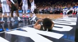 篮网76人10人群架！拉塞尔鸡贼一推让冲突升级，一位老爹太机智