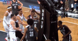 篮网76人10人群架！拉塞尔鸡贼一推让冲突升级，一位老爹太机智