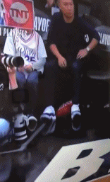 篮网76人10人群架！拉塞尔鸡贼一推让冲突升级，一位老爹太机智