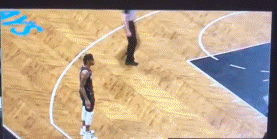 篮网76人10人群架！拉塞尔鸡贼一推让冲突升级，一位老爹太机智