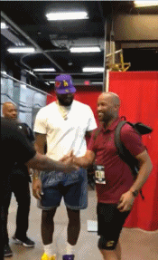 詹姆斯赌城现身！督战湖人夏联，跟新任主帅交流，现场被围死了！