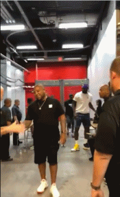 詹姆斯赌城现身！督战湖人夏联，跟新任主帅交流，现场被围死了！