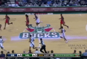 10年前的今天，他在库里头上射下55分，打破天勾的纪录