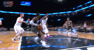 篮网76人10人群架！拉塞尔鸡贼一推让冲突升级，一位老爹太机智