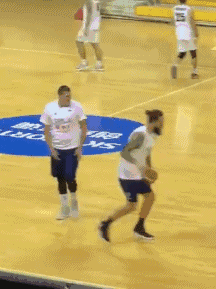 约基奇求你不要再胖了!小姑娘甚至可以枕着你肚子!上篮就不提了…