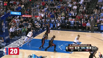 韦德抢到后场篮板后长甩给詹姆斯