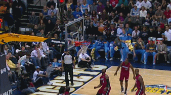 韦德从底线直接助攻詹姆斯