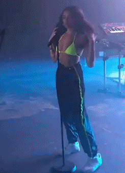 格里芬正约会20岁歌手！被比伯培养出来的妹子，身材比詹娜好多了