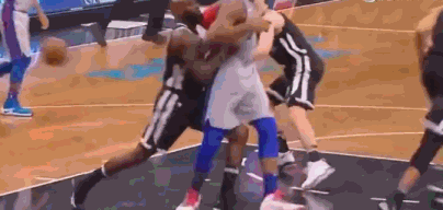 那些被误伤的NBA裁判！布泽尔世人皆知,杜兰特一头扎女裁判怀里！