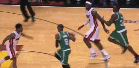 湖人内讧？詹姆斯飞起盖隆多！那一瞬间老詹脑子里全是这些画面