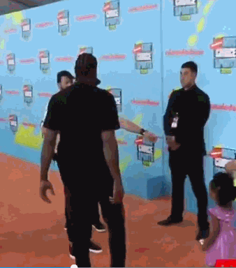 难得一见！莱昂纳德带一家三口首次公开亮相！他又笑了