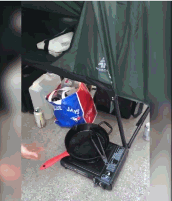 总决赛G5开打还有2天，猛龙球迷已经在侏罗纪公园外扎帐篷排队了!