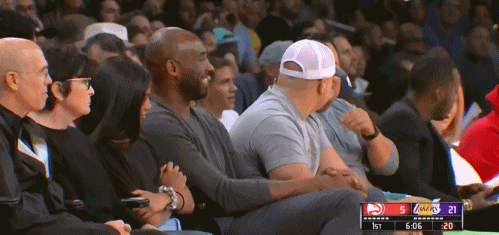 科比现场观战湖人！跟詹姆斯世纪性握手，和魔兽拥抱！