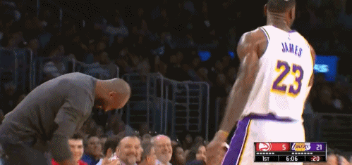 科比现场观战湖人！跟詹姆斯世纪性握手，和魔兽拥抱！