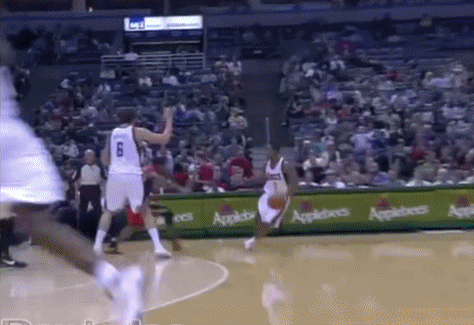 10年前的今天，他在库里头上射下55分，打破天勾的纪录