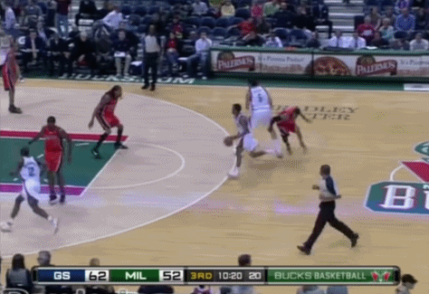 10年前的今天，他在库里头上射下55分，打破天勾的纪录