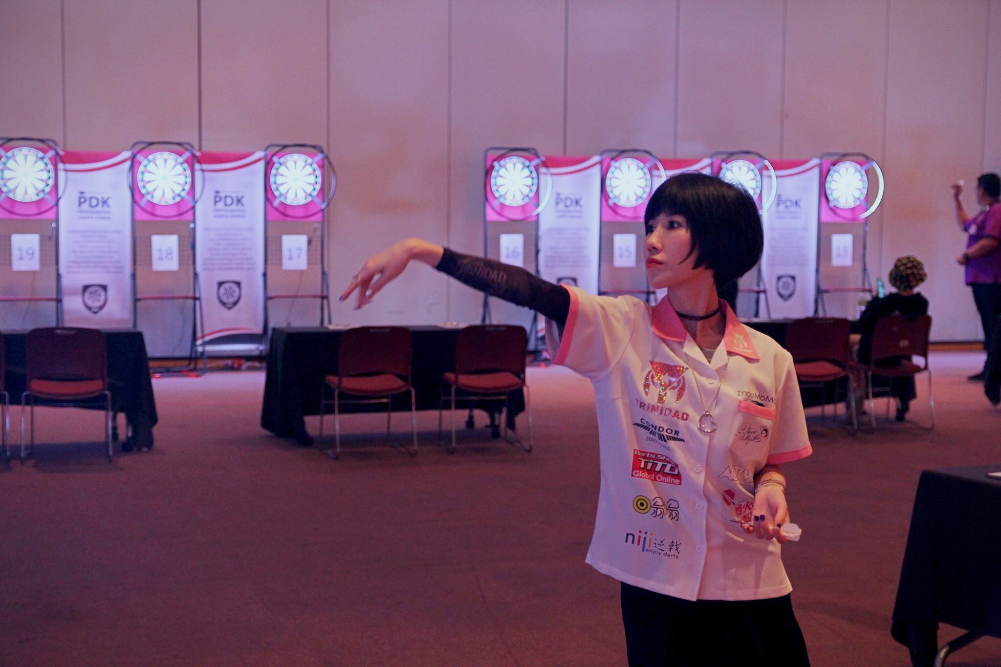 飞镖美女周莫默