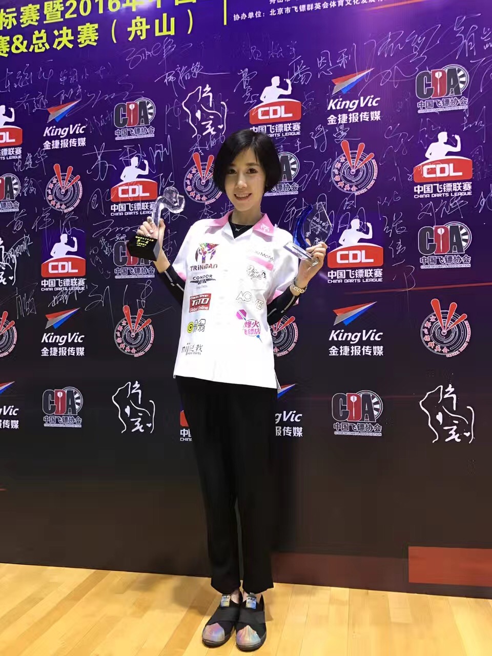 飞镖美女周莫默