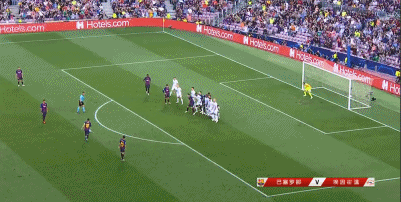 开挂实锤！梅西这任意球太准了