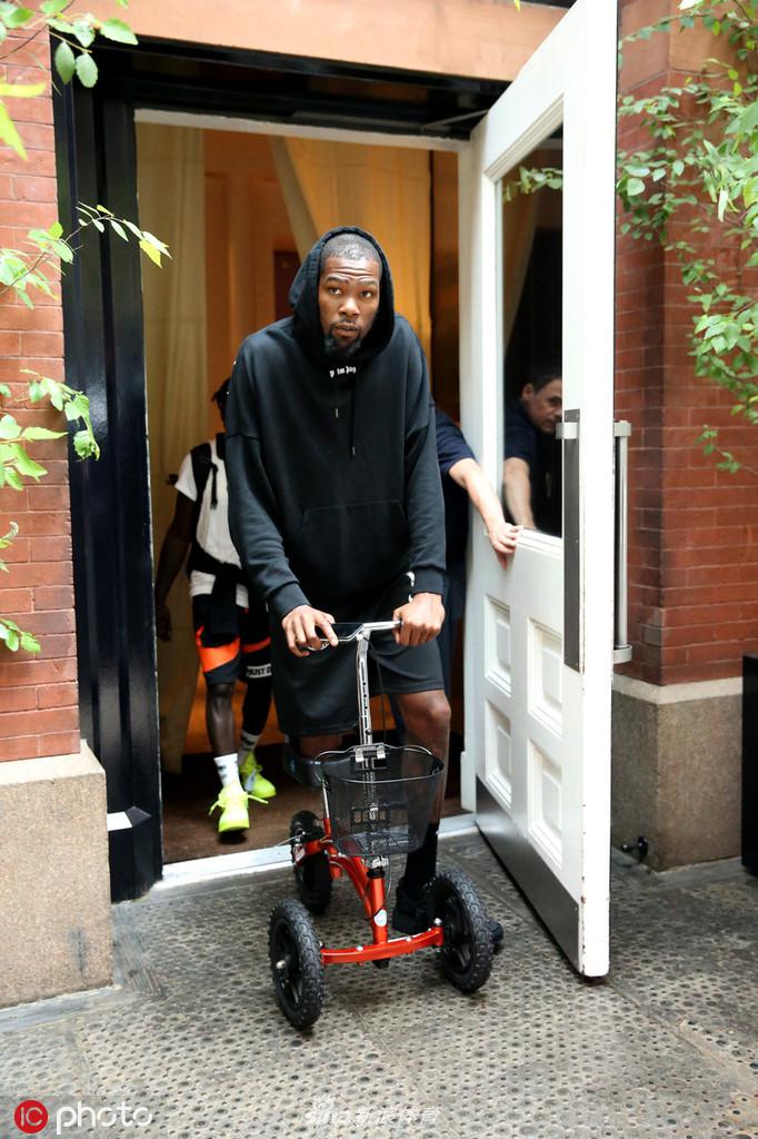 杜兰特已经开始训练！拄着拐杖穿着保护靴 泳池里练投篮