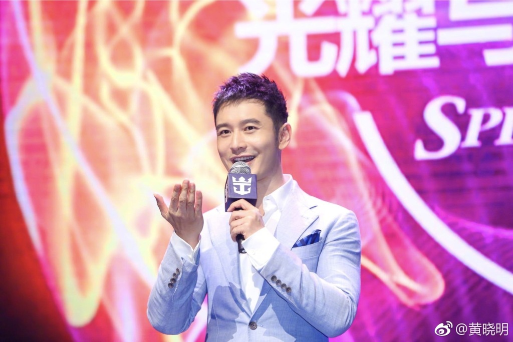 黄晓明晒祖孙三代打篮球照 都是詹皇球迷