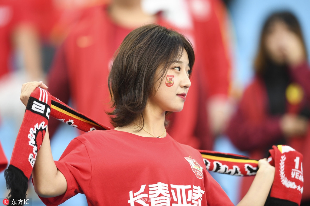 中超美女球迷图鉴 半程看台美色大赏
