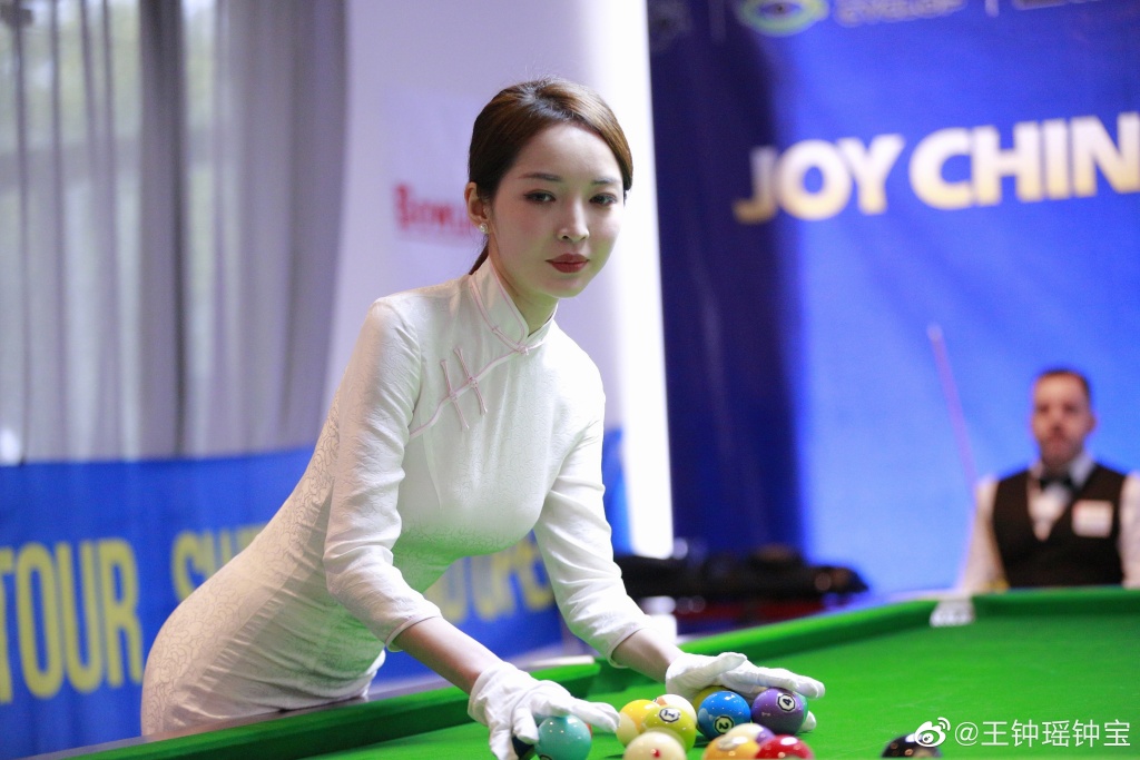 最美台球女裁判王钟瑶执裁