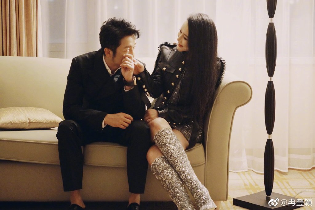 拳王邹市明美妻发自拍秀恩爱 短裙+大长腿相当吸睛