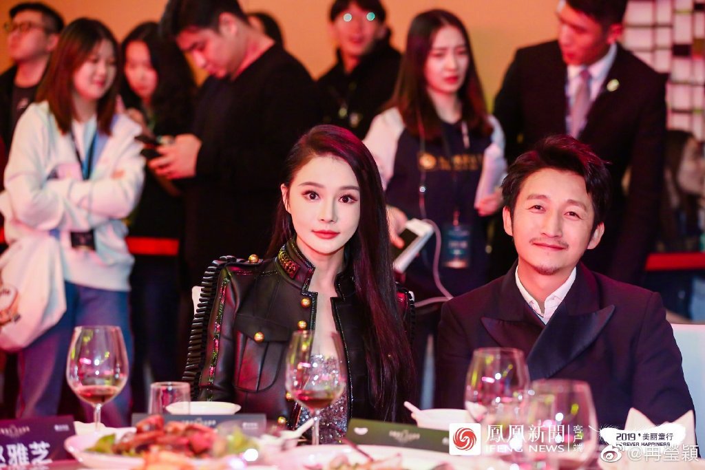 拳王邹市明美妻发自拍秀恩爱 短裙+大长腿相当吸睛