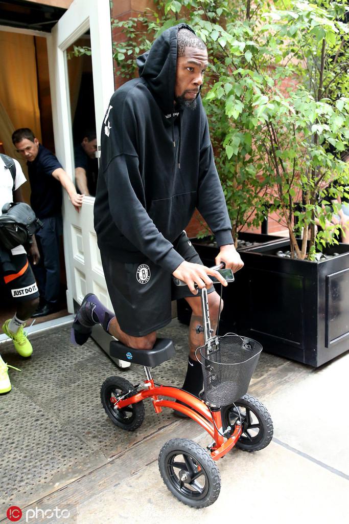 杜兰特已经开始训练！拄着拐杖穿着保护靴 泳池里练投篮