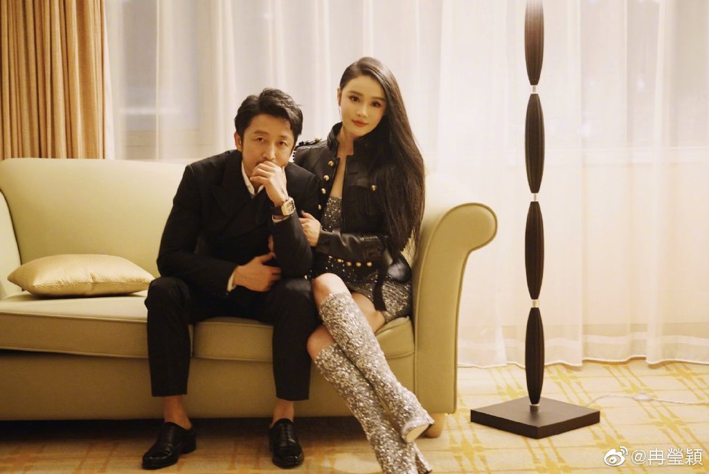 拳王邹市明美妻发自拍秀恩爱 短裙+大长腿相当吸睛