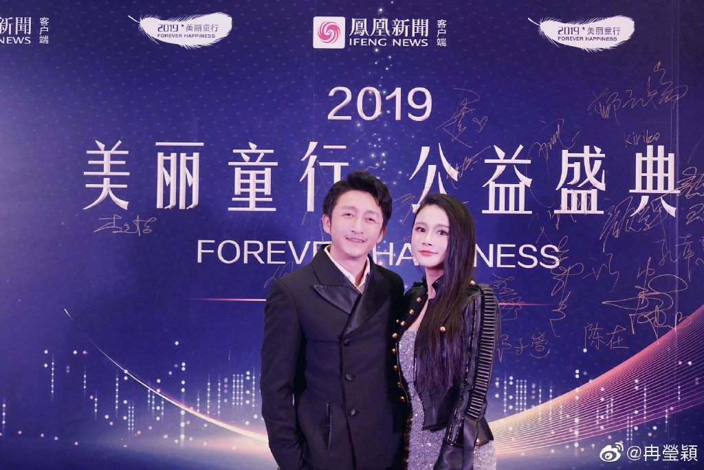 拳王邹市明美妻发自拍秀恩爱 短裙+大长腿相当吸睛