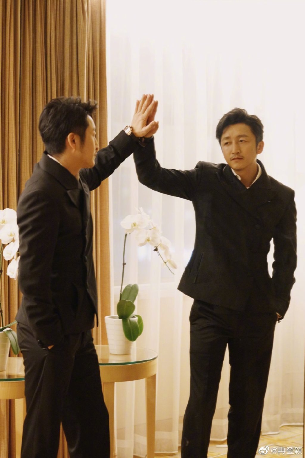 拳王邹市明美妻发自拍秀恩爱 短裙+大长腿相当吸睛