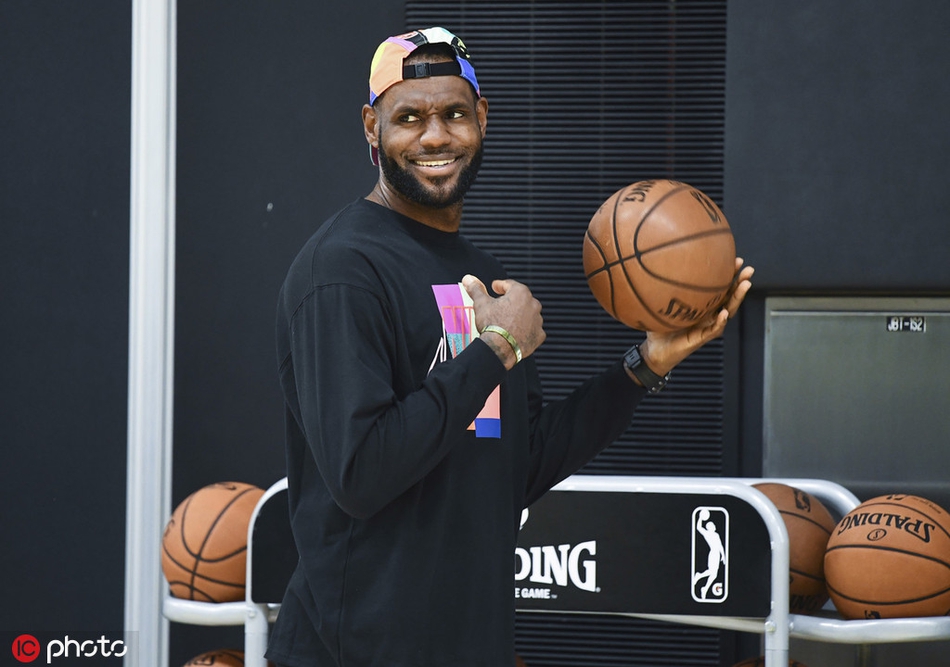 沃格尔出席发布会 正式上任湖人主帅