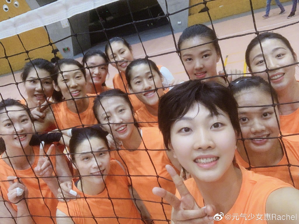 惠若琪深夜撒狗粮 携朱婷凌晨归家获老公盛餐迎接