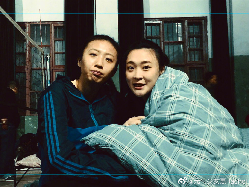 惠若琪深夜撒狗粮 携朱婷凌晨归家获老公盛餐迎接