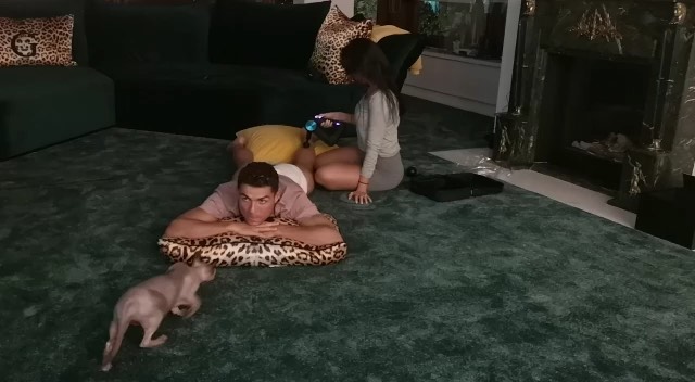 人生赢家！C罗看球撸猫 女友后面给按摩