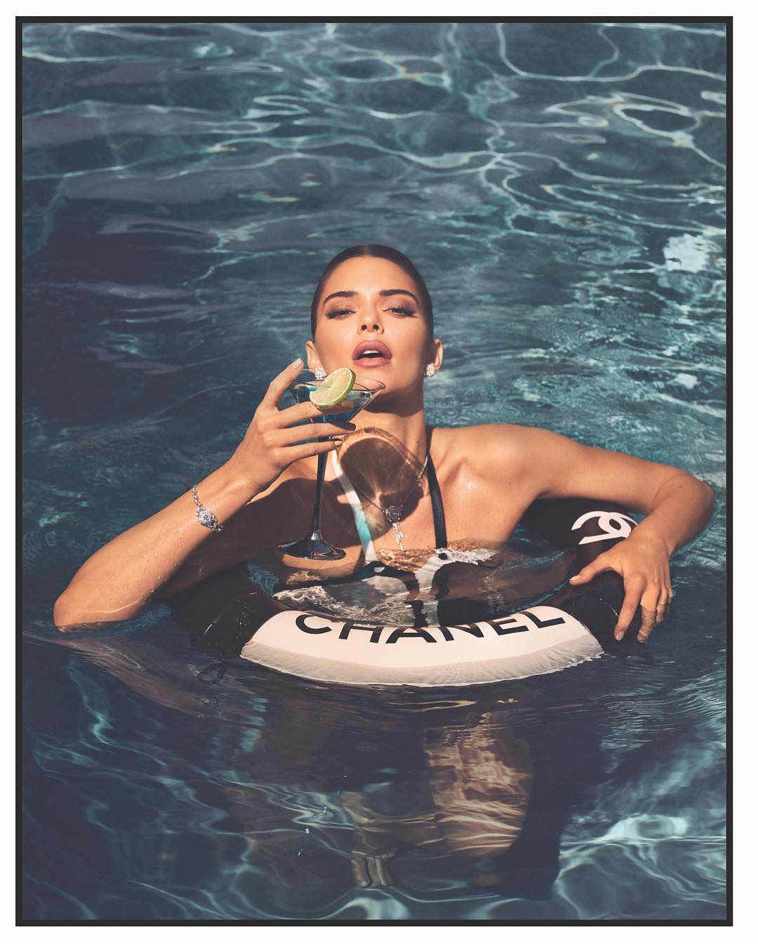 詹娜变身妖娆黄金女战士 这一身造型能打多少分