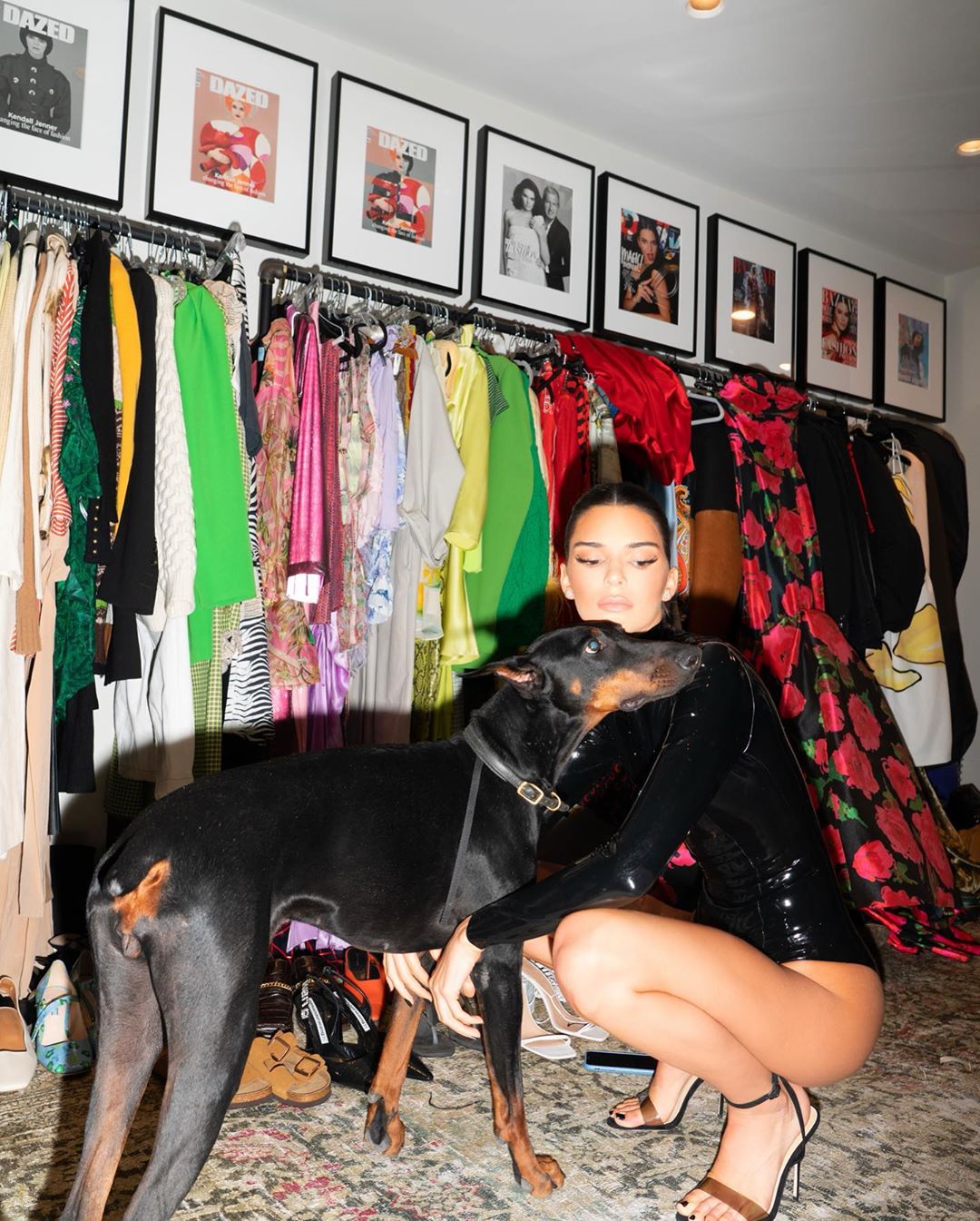 詹娜变身妖娆黄金女战士 这一身造型能打多少分