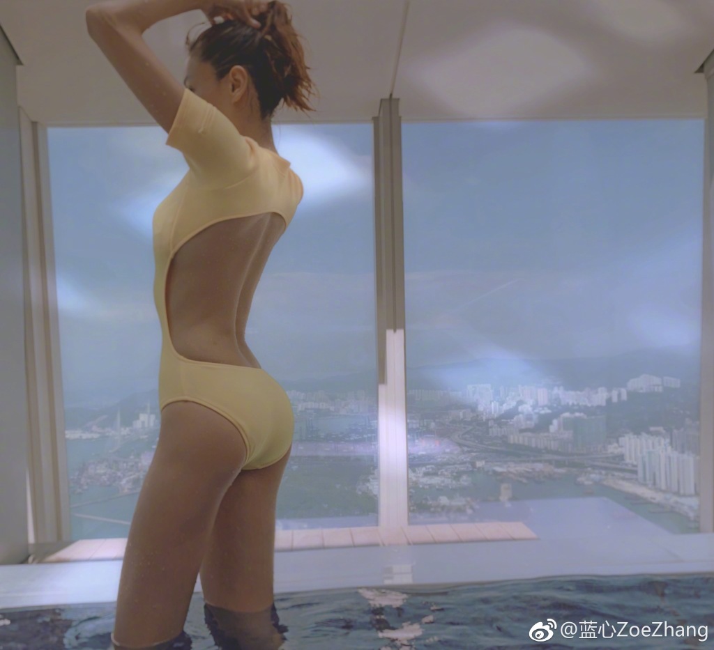 张蓝心运动露好身材 逆天长腿耀眼