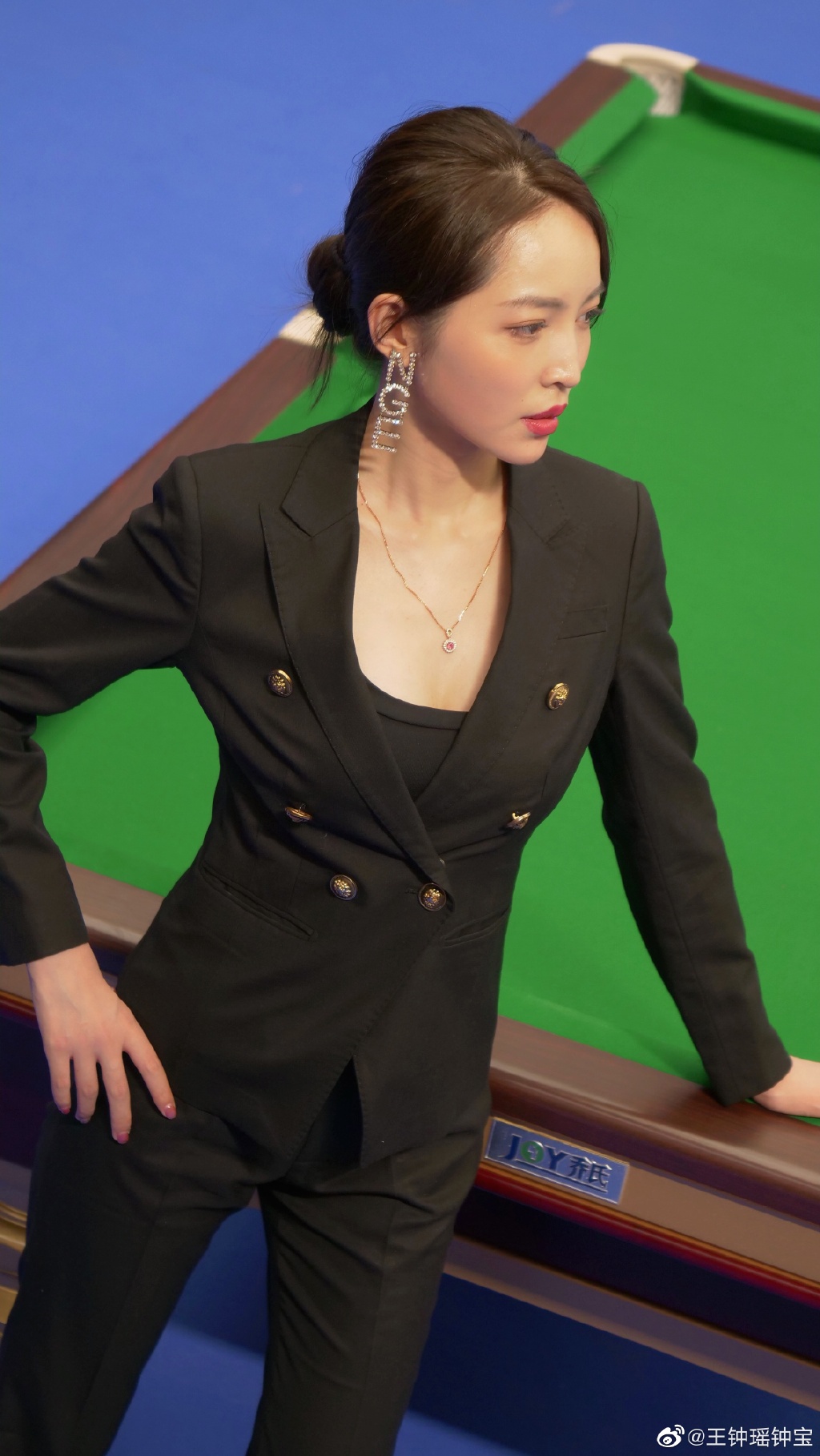 最美台球女裁判王钟瑶执裁