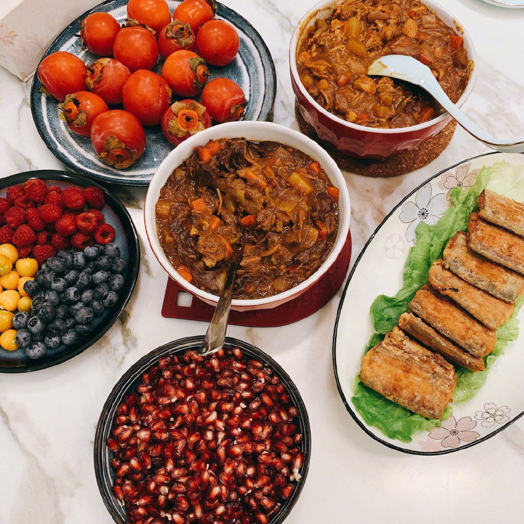 惠若琪深夜撒狗粮 携朱婷凌晨归家获老公盛餐迎接