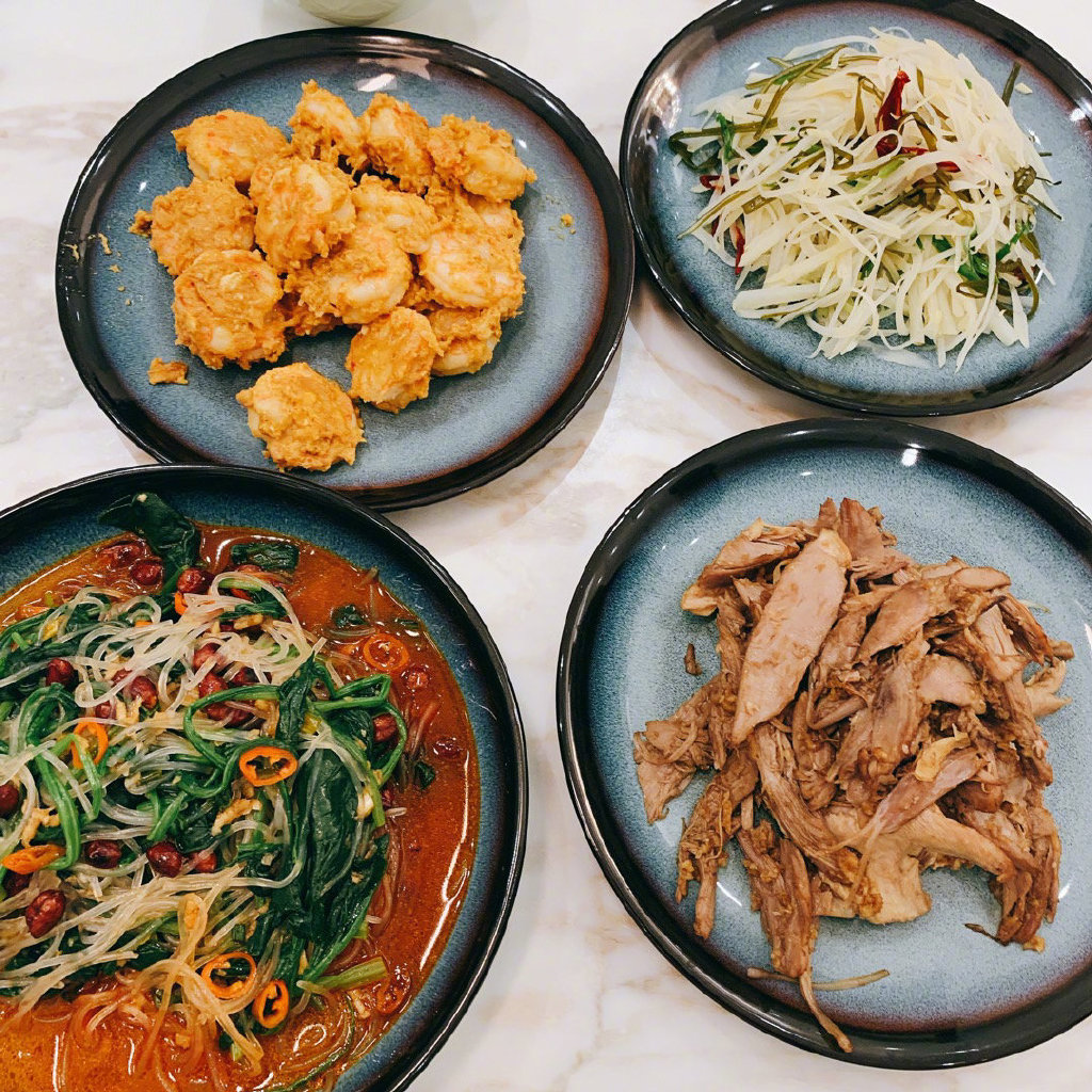 惠若琪深夜撒狗粮 携朱婷凌晨归家获老公盛餐迎接