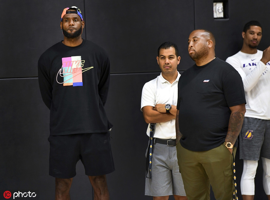 沃格尔出席发布会 正式上任湖人主帅