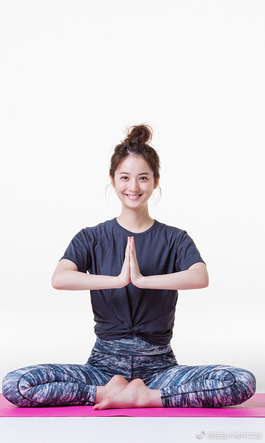 日本女星佐佐木希为运动品牌拍写真