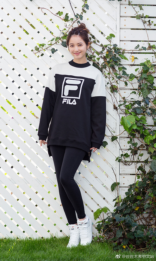 日本女星佐佐木希为运动品牌拍写真