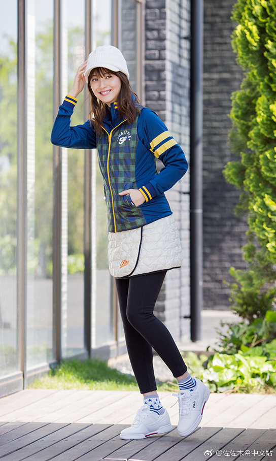 日本女星佐佐木希为运动品牌拍写真