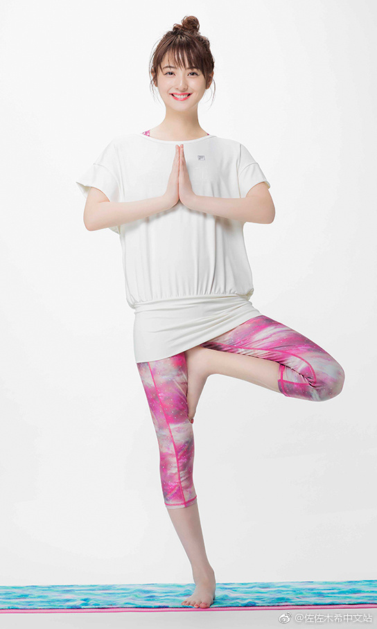 日本女星佐佐木希为运动品牌拍写真